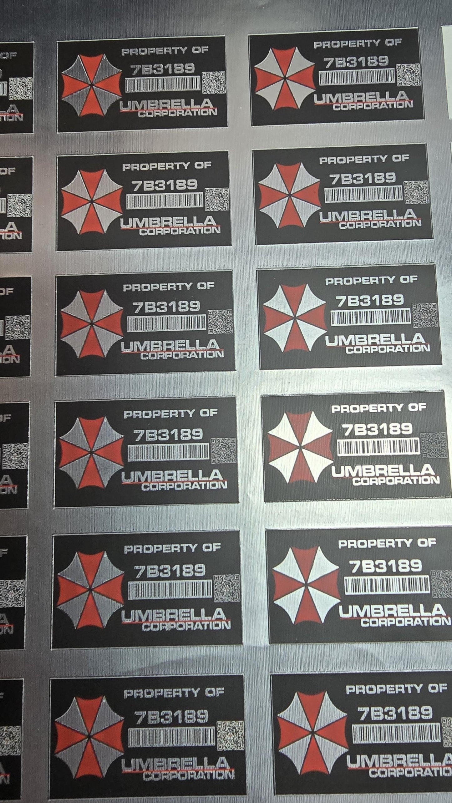 Resident Evil Umbrella Corporation Corp Besitz Sticker Aufkleber 30mm X 25mm Silber Selbstklebend Abgerundet Etikett