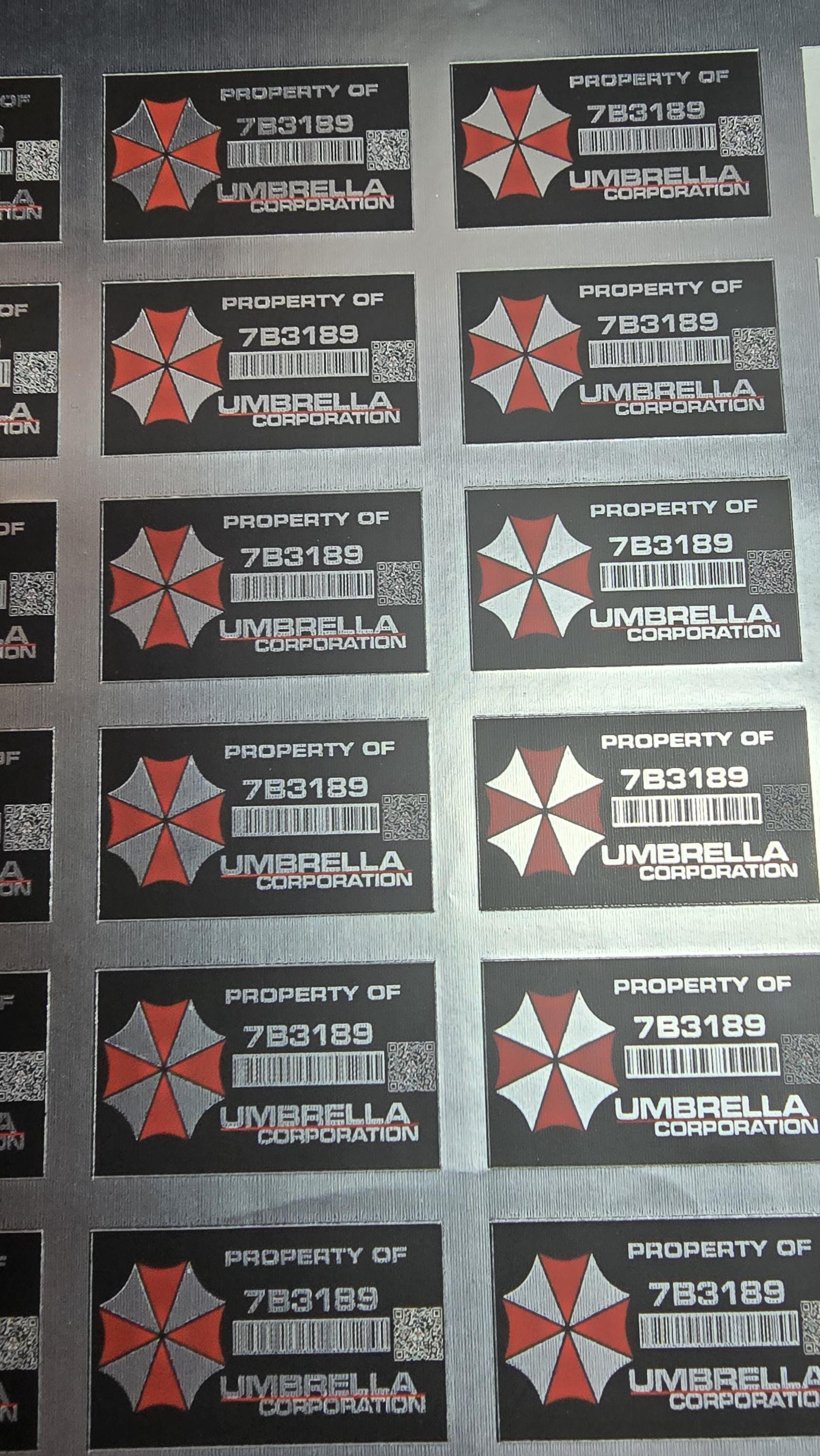 Resident Evil Umbrella Corporation Corp Besitz Sticker Aufkleber 30mm X 25mm Silber Selbstklebend Abgerundet Etikett