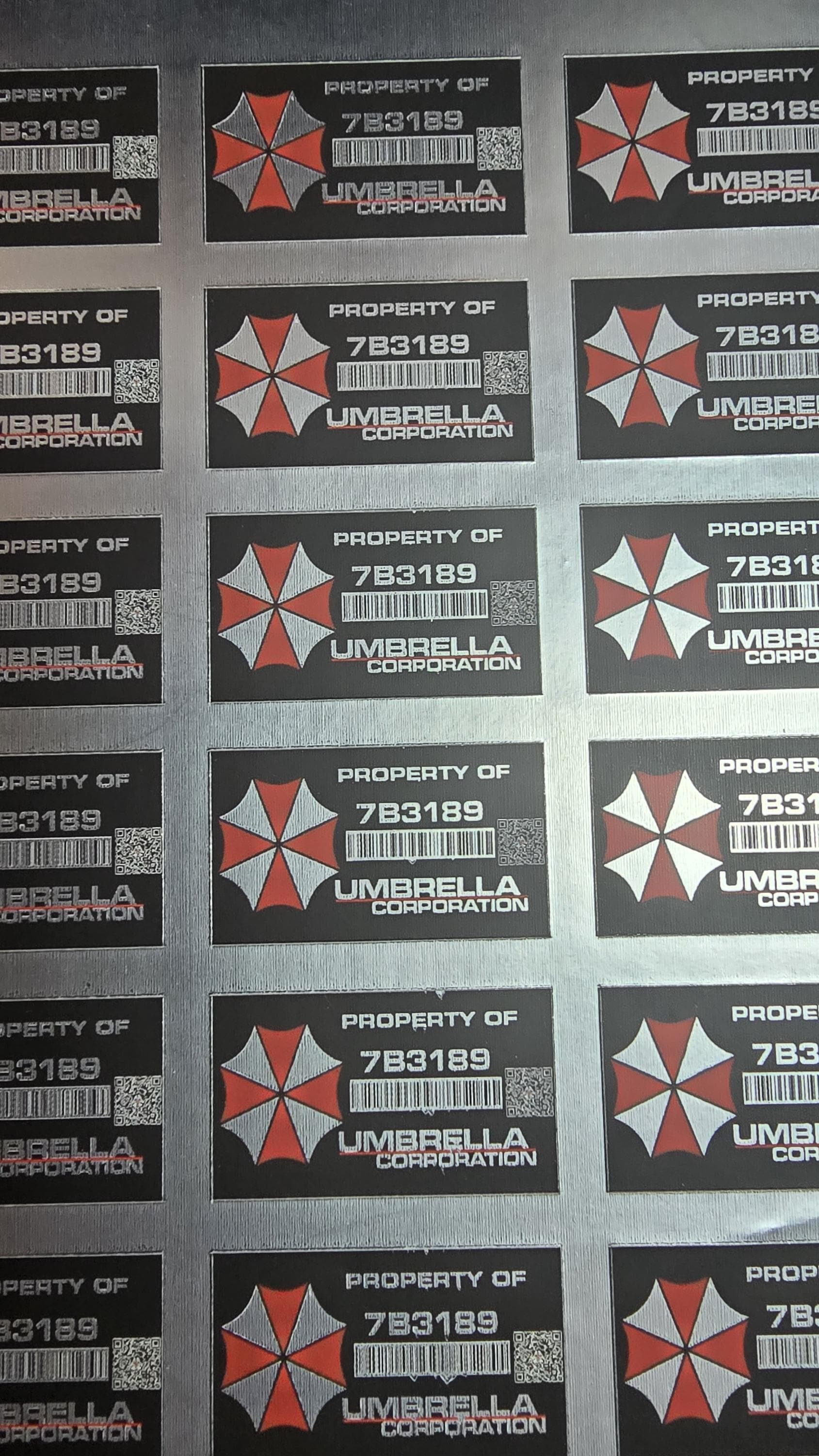 Resident Evil Umbrella Corporation Corp Besitz Sticker Aufkleber 30mm X 25mm Silber Selbstklebend Abgerundet Etikett