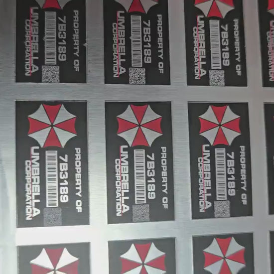 Resident Evil Umbrella Corporation Corp Besitz Sticker Aufkleber 30mm X 25mm Silber Selbstklebend Abgerundet Etikett
