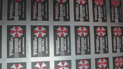 Resident Evil Umbrella Corporation Corp Besitz Sticker Aufkleber 30mm X 25mm Silber Selbstklebend Abgerundet Etikett